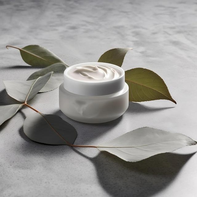 The Science of Hydration: How Moisturizers⁢ Lock in Essential Moisture